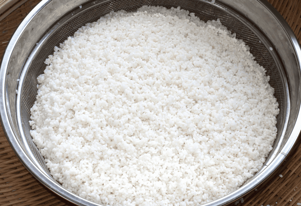 Vietnamese cooks begin the process of making xoi by soaking white glutinous rice until it reaches the desired texture (Source: Canva)